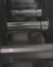 ELEIKO プレートダンベルでワンハンドロウを行う女性