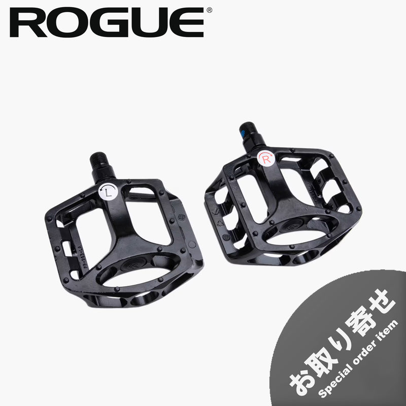 ROGUE エコーバイク交換用パーツ メタルペダル V4 ブラック。斜め上方から見た左右ペダルセットで、滑り止め付きの踏み面と金属製シャフト、左右を識別するL・Rマークを確認できる交換用ペダル。