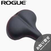 ROGUE エコーバイク交換用パーツ サドル V2 ブラック。斜め上方から見た座面全体で、幅広のクッション形状、側面のパンチング加工、縁に施されたレッドステッチが特徴のエコーバイク専用交換シート。