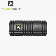 TriggerPoint グリッドフォームローラー ブラックの正面全体。凹凸のあるGRIDパターンとブランドロゴ、コンパクトな形状が確認できる