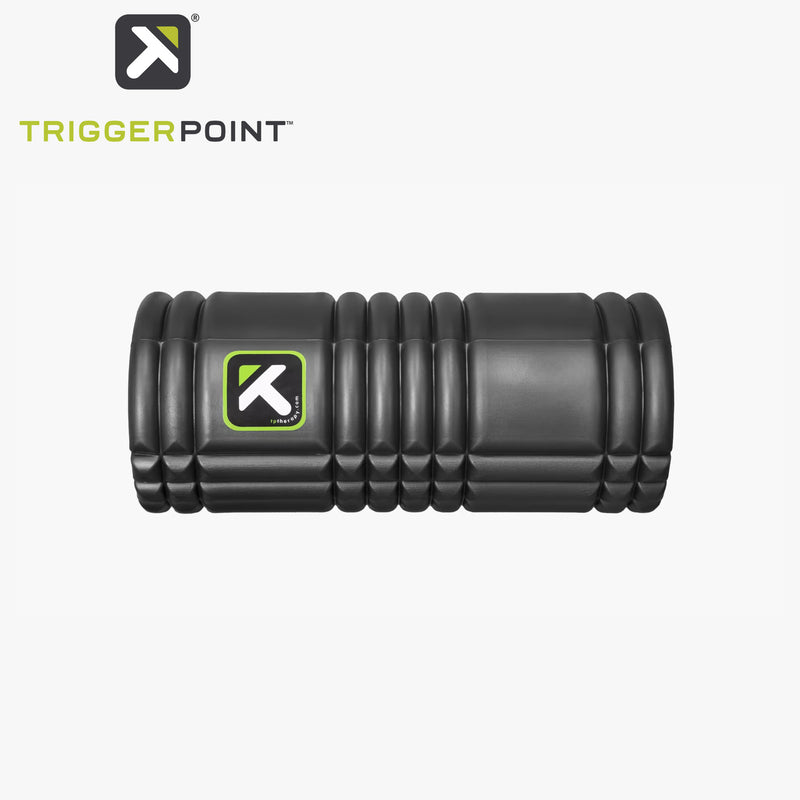 TriggerPoint グリッドフォームローラー ブラックの正面全体。凹凸のあるGRIDパターンとブランドロゴ、コンパクトな形状が確認できる