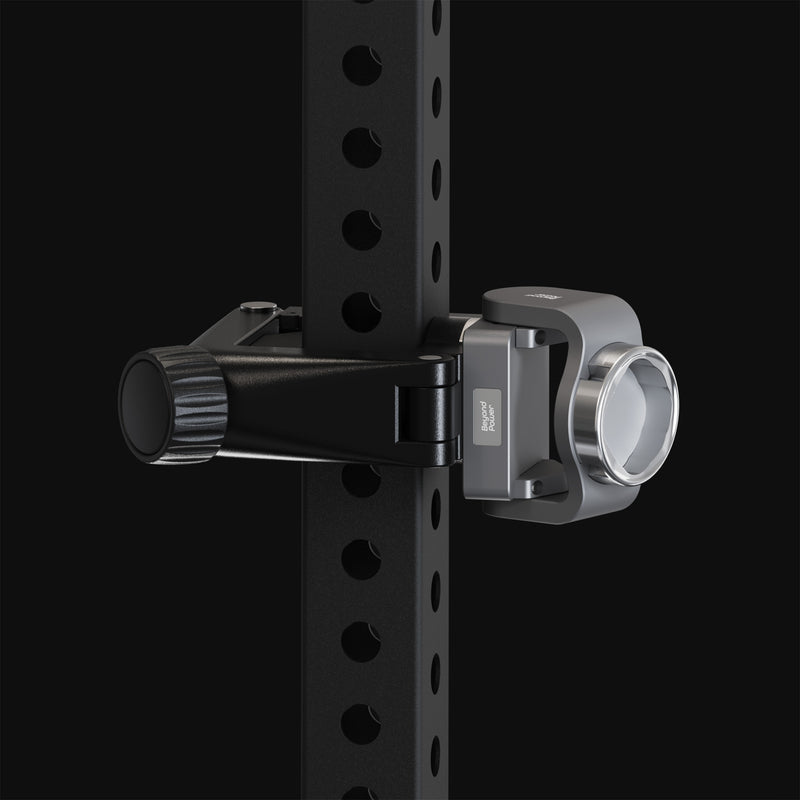 ブラックカラーのBEYOND POWER VOLTRA ローテーターアドオンをラック側面へ固定した使用状態の前方ビュー