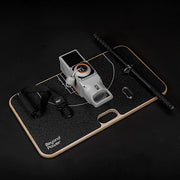 ブラックカラーのBEYOND POWER VOLTRA トラベルプラットフォームにアクセサリー類を並べた俯瞰ビュー
